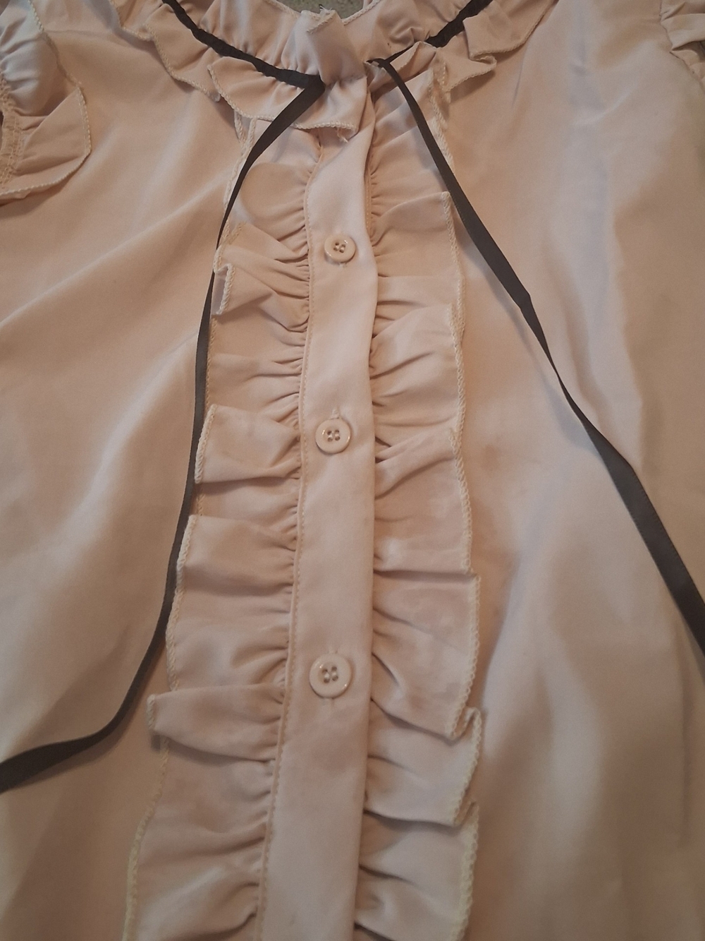 woman's beige sleeveless blouse featuring ruffled front decorative black ribbon - Picture 4 of 5